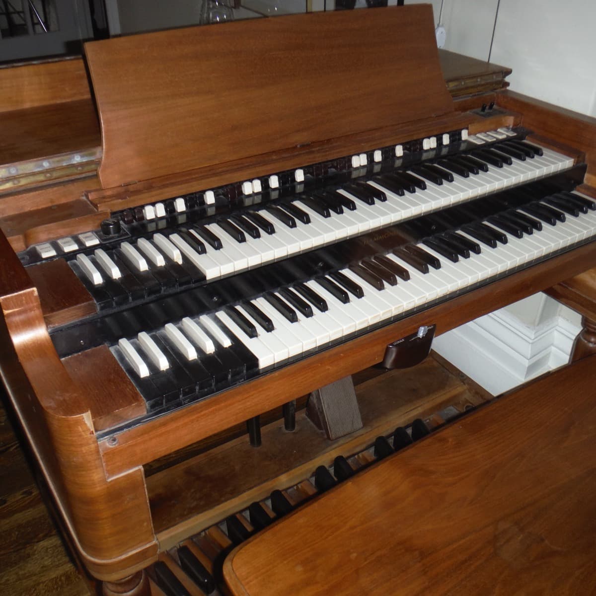Photograph of a Hammond B-3